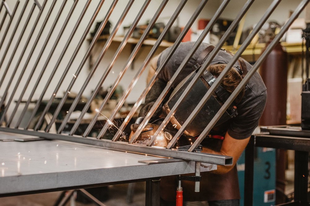 Як вибрати зварювальний напівавтомат для домашнього використання: поради для початківців