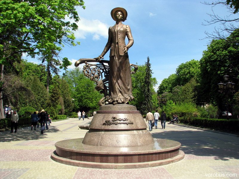 Памятник Соломії Крушельницькій